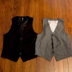 2 medium vests